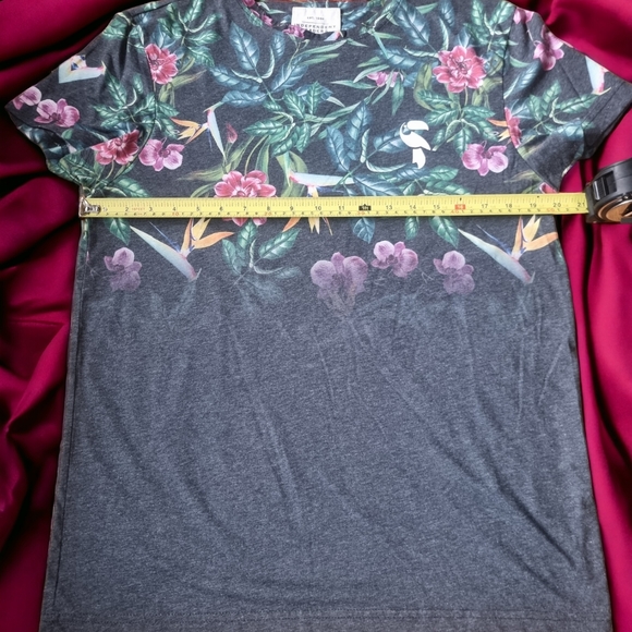 Independent Leaders Floral T-Shirt & Maroon UniQlo Button Down Oversirt - Picture 10 of 13